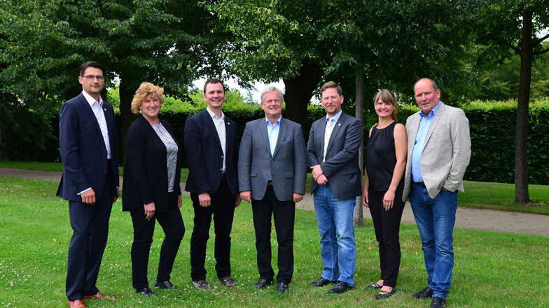 Der neue Vorstand: Frank Neupold (Mitte) ist neuer Vorstandsvorsitzender des Weinbauverbandes Sachsen.