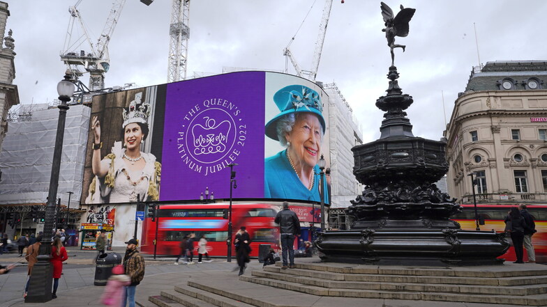 Am Piccadilly Circus werden auf Werbetafeln Bilder der britischen Königin anlässlich ihres Platinjubiläums gezeigt.