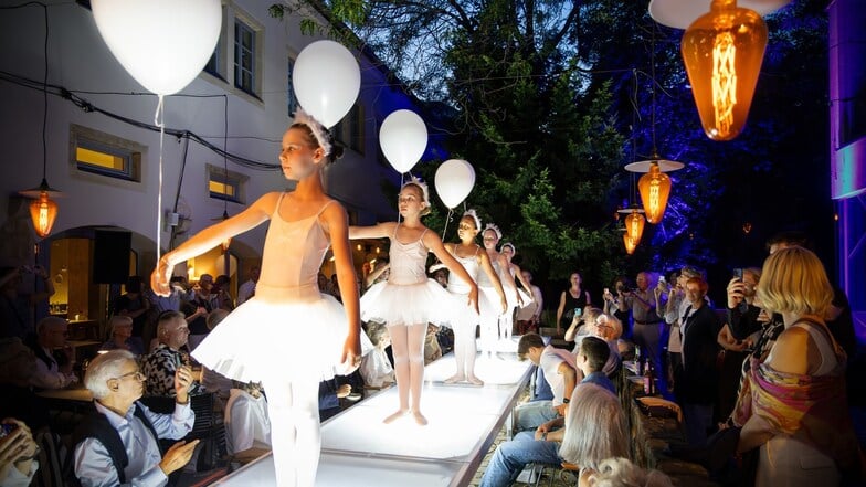 Der Künstler Tom Roeder weiß den Himmel zu nutzen und ließ in einer kleinen Bildergeschichte weiße Ballons aus den Händen junger Balletttänzerinnen aufsteigen.