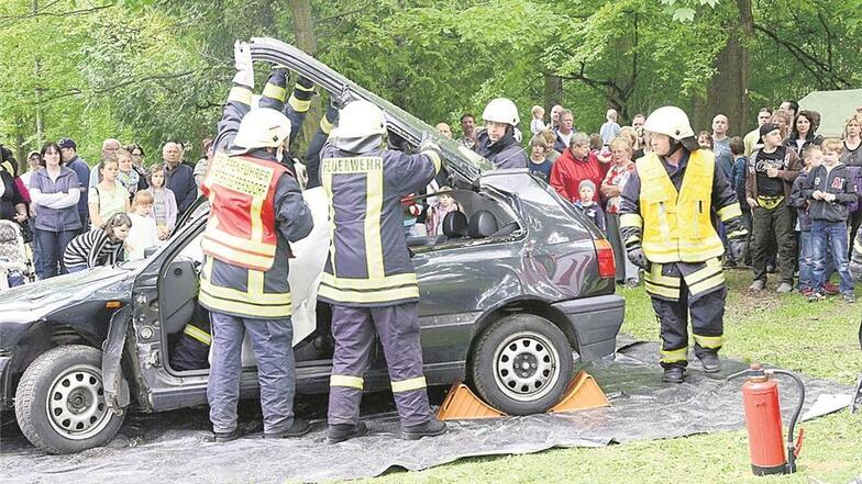Die Kameraden der Freiwilligen Feuerwehr Nieder Seifersdorf führen die Rettung einer im Auto eingeklemmten Person vor.