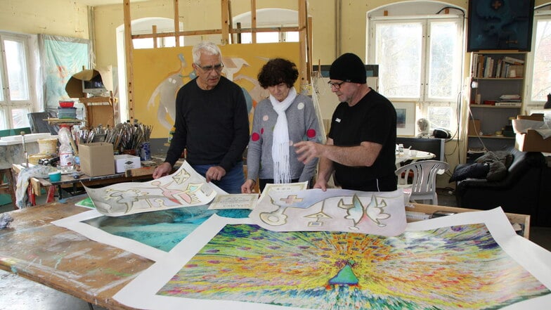 Monika und Peter Ledig aus Methau suchen gemeinsam mit Gerhard Dörner (rechts) die Werke aus, mit denen der Harthaer Künstler auf einer Ausstellung in Japan vertreten sein wird.
