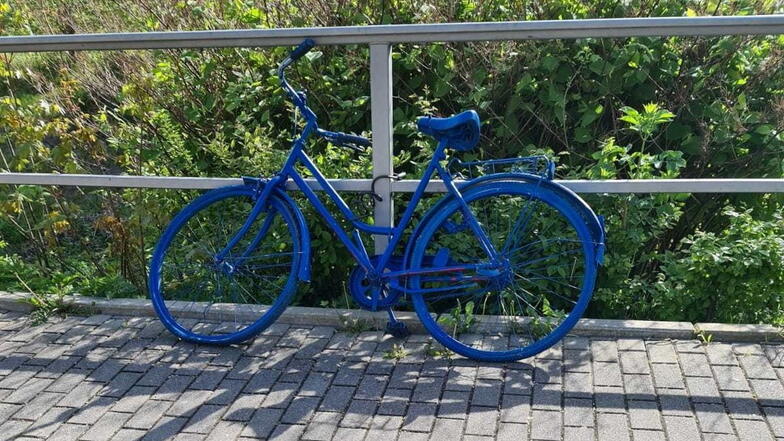 Blaue Fahrräder in Meißen: Ist das Kunst, oder kann das weg?