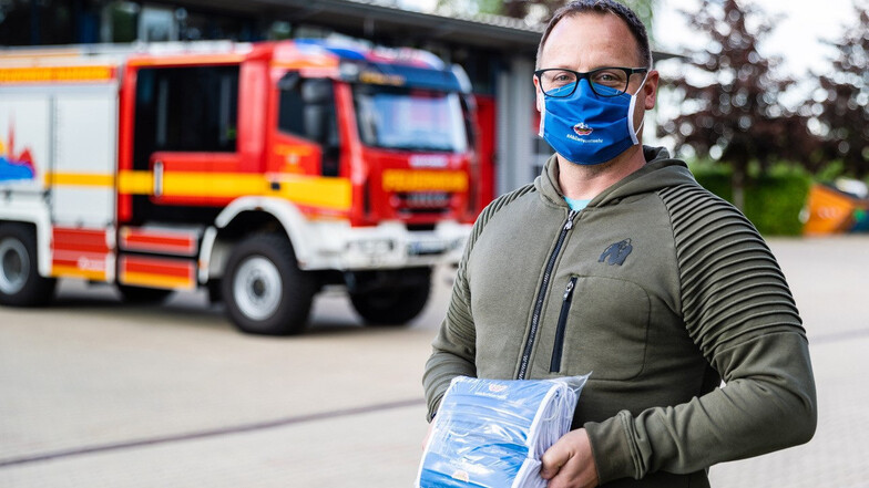 Spezielle Mund-Nase-Masken für die Feuerwehrkameraden hat der Kreisfeuerwehrverband Bautzen nähen lassen.