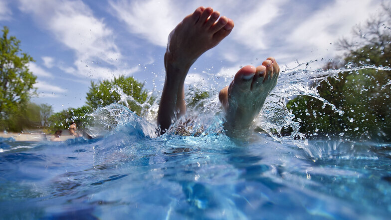 Ein Sprung ins Becken kann eine gute Abkühlung bringen. Doch die Rettungsschwimmer warnen vor einen steigenden Anzahl von Ertrinkenden.