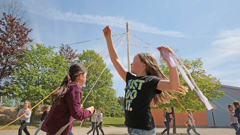 Die Mädchen der Grundschule Haselbachtal probten am Mittwoch noch einmal ganz fleißig ihren Bändertanz. Sie wollen ihn am Sonnabend, dem 11. Mai, um 11.30 Uhr am Aktionstag „Tanz in die Mitte“ auf dem Kamenzer Markt präsentieren.