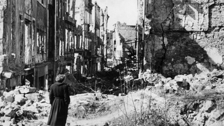 „Wir sind ein armes, belogenes, betrogenes Volk geworden, von einer verantwortungslosen Regierung an den Abgrund gehetzt“, schreibt eine Dresdnerin im Juni 1945. Da liegt die Stadt wie hier auf diesem Foto aus jener Zeit weitgehend in Trümmern.