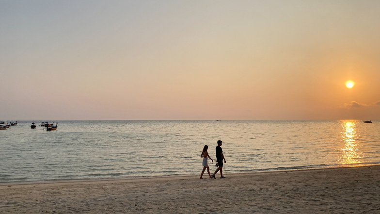 Den Strand der Bucht Loh Ba Kao Bay auf Phi Phi Don haben Urlauber fast für sich allein.
