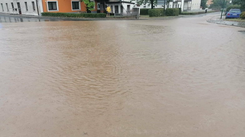 Ein heftiger Niederschlag hatte am Freitagabend ausgereicht und verwandelte die Straße in Gävernitz in einen See.
