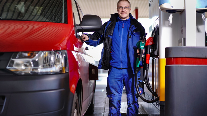 Elektriker Sebastian Erdmann tankt im März den Firmenwagen an der Shell-Tankstelle in der Hansastraße. Als er zum Zapfhahn greift, steigt der Spritpreis plötzlich um sieben Cent.