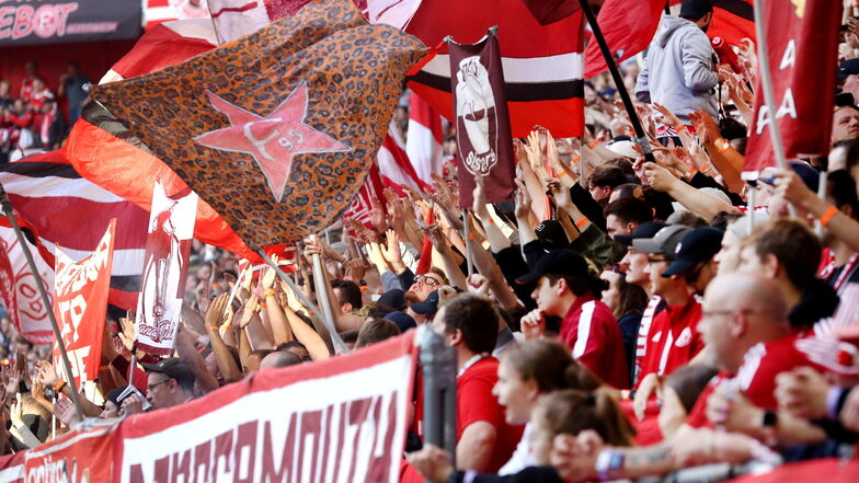 Die Düsseldorfer Fans unterstützen ihre Mannschaft. Gegen Kaiserslautern können sie dies tun, ohne Eintritt bezahlen zu müssen.
