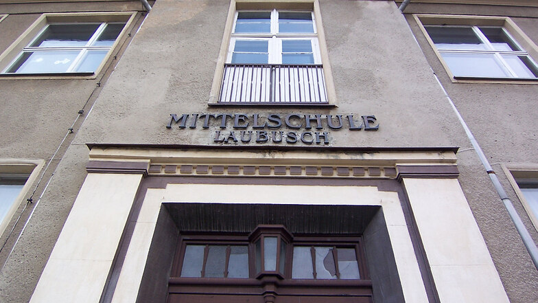 Das ist der Eingang zur Schule am Laubuscher Markt auf der Vorderseite. Im Zuge der Sanierung wird hier nach historischem Vorbild ein Balkon errichtet.