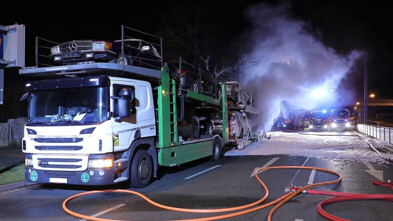 Die Zugmaschine und die aufgeladenen vier Autos darauf blieben unbeschädigt, der Hänger mit weiteren vier Autos war nicht zu retten.