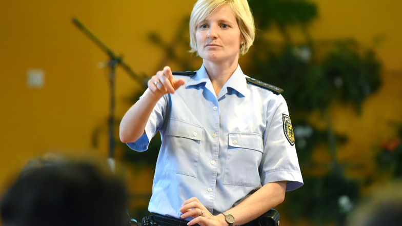 Bundespolizistin Jessica Große informierte Schüler der Löbauer Pestalozzi Oberschule über lebensgefährliche und verbotene Pyrotechnik.