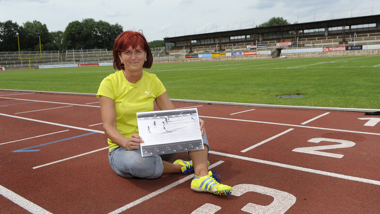 Marlies Göhr ist immer noch stolz auf ihren Weltrekord über 100 Meter. Auf dem Bild zeigt sie ein Zielfoto des 10,88 Sekunden schnellen Rennens von 1977.