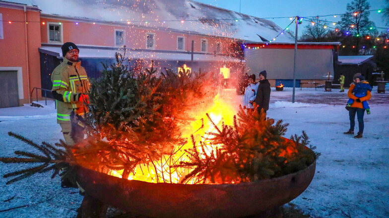 Am Sonnabendnachmittag fand in Dürrhennersdorf das traditionelle Weihnachtsbaumverbrennen statt.