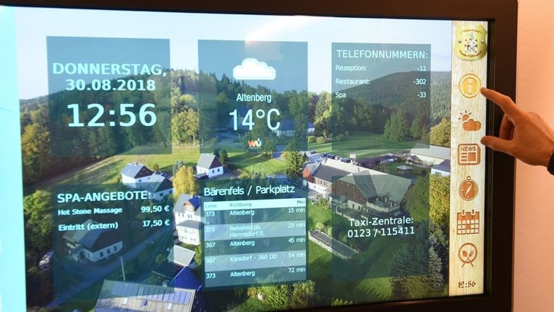 Eine interaktive Tafel am Eingang gibt dem Touristen im Gasthof Bärenfels Informationen zu den Angeboten der Region sowie des Gasthofs, zum Wetter oder zu Busfahrplänen.