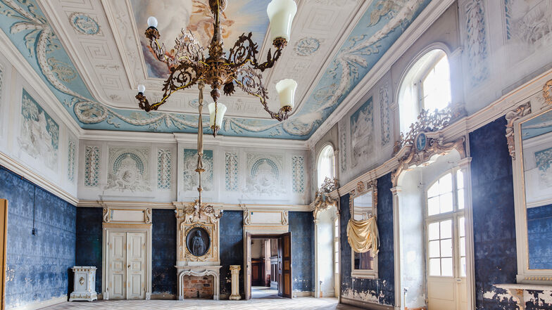 Seit vielen Jahren steht das Schloss Wachau leer. Mit dem Verkauf an die Immobilienfirma Neth werden das Gebäude und der Blaue Schlosssaal bautechnisch wieder auf Vordermann gebracht.