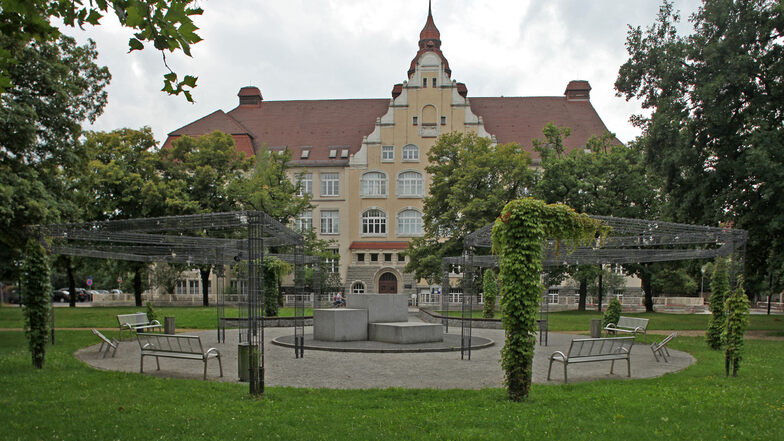 Blick auf das Werner-Heisenberg-Gymnasium Riesa (WHG). Die kurze Personaldecke an Schulen wird auch hier in den Elternvertretungen  diskutiert.