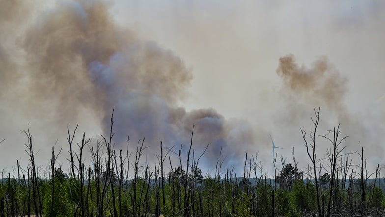 Dichter Qualm steigt über dem Waldbrand bei Jüterbog auf. Das Feuer auf dem ehemaligen Truppenübungsplatz hat sich ausgebreitet.