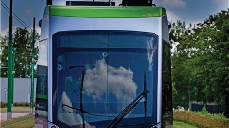 Die polnische Firma Solaris hat bisher Busse nach Dresden geliefert. Die Straßenbahn des Unternehmens lächelt etwas zurückhaltend.