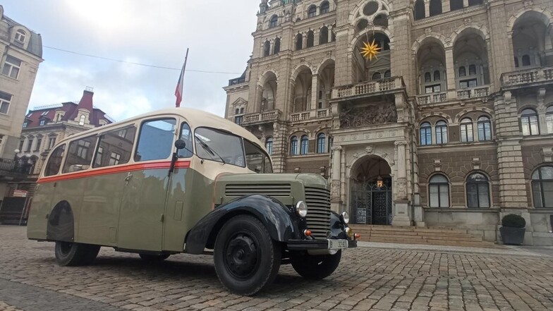 Der Bus Praga vom gleichnamigen Hersteller, hier vorm Liberecer Rathaus, ist ein altes-neues Exponat im Technischen Museum Liberec. Er soll auch bei Sonderfahrten eingesetzt werden.