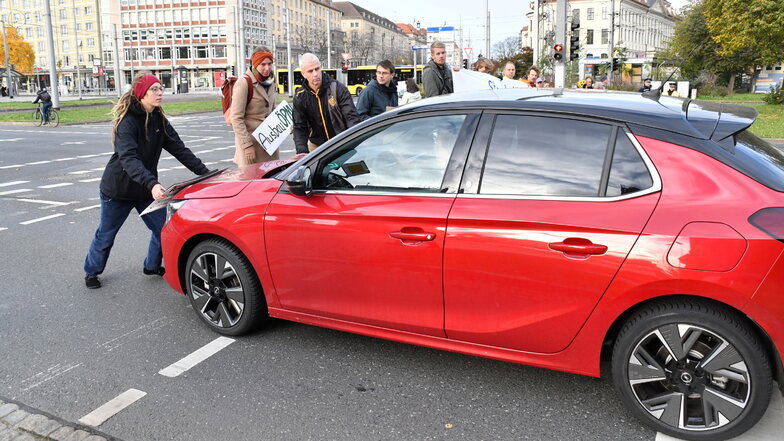 Kurz nach der Tat: Ein Opel-Fahrer ist auf eine von Klimademonstranten blockierte Kreuzung zugefahren, zwei Demonstrantinnen mussten zur Seite springen.