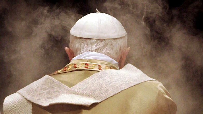24.12.2006: Der damalige Papst Benedikt XVI. im Petersdom beim weihnachtlichen Mitternachtsgottesdienst.