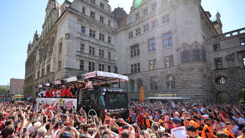 Tausende feiern den Pokalsieg von RB Leipzig.