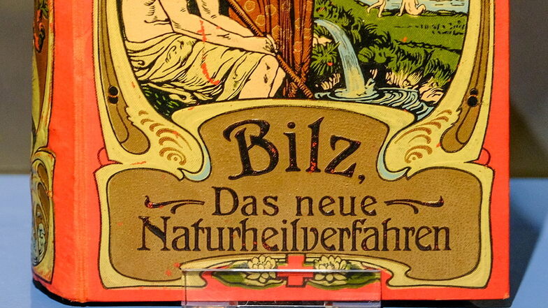 Das sogenannte "Bilz-Buch", wie das Standardwerk des Naturheilkundlers im Volksmund heißt, hier in einer Sonderausstellung im Karl-May-Museum im Jahr 2022.