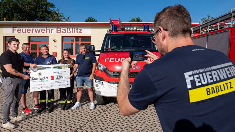 Scheckübergabe für die Baßlitzer Feuerwehr am Dienstag. Johanna Knauff (2.v.r.) hatte die Idee zur Bewerbung. Der Krombacher Gebietsverkaufsleiter Johannes Tippmann (li.) übergab den Scheck an die Wehrleitung.