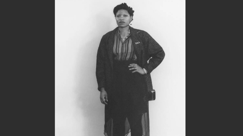 Olga Macuacua, damalige Vertragsarbeiterin aus Mosambik, wollte in der DDR unabhängig sein, Karriere machen. Stattdessen erlebte sie Ausgrenzung und Anfeindungen.