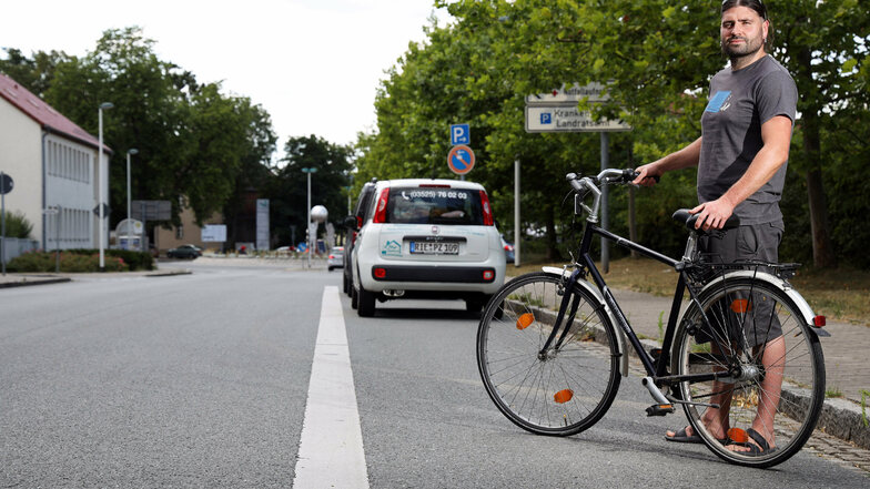 Parkplätze ja, Radweg nein: Benjamin Krecksch hätte sich für die Dr.-Külz-Straße (hier Blick Richtung Krankenhaus-Kreisverkehr) einen Schutzstreifen gewünscht. Doch daraus wird nichts.
