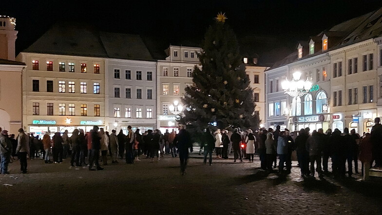 Am Löbauer Altmarkt versammeln sich am 27. Dezember Corona-Spaziergänger.
