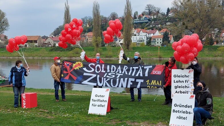 Gewerkschaftsaktion am 1. Mai am Pirnaer Elbufer. "Tariflöhne fallen nicht vom Himmel."