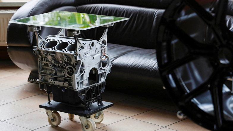 Originelle Idee: ein Couchtisch mit einem Motor als Unterteil.