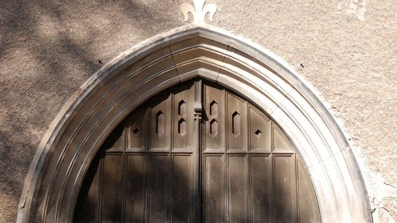Das seitliche Eingangstor ziert ein spätgotischer Bogen.
