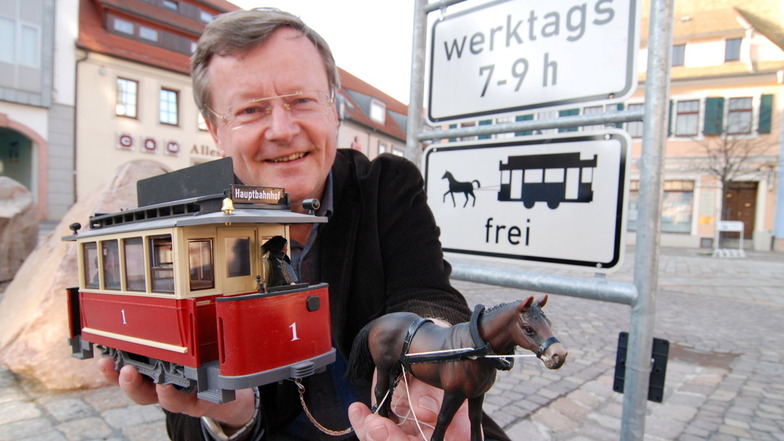 Uwe Hitschke im Jahr 2007 mit einem Pferdebahnmodell. Was damals noch ein Wunsch war, ist nun Realität. Die Pferdebahn ist zu einem touristischen Magnet der Stadt Döbeln geworden.