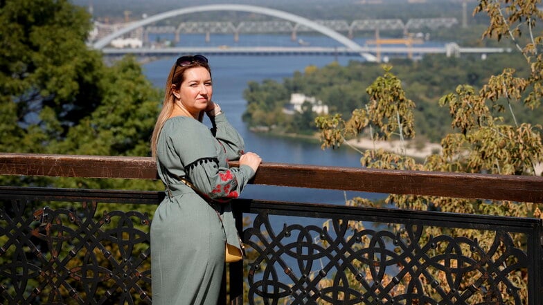 Sie liebt die Flusslandschaft des Dnjepr, der ganz Kiew durchzieht. Baden, bummeln am Ufer, Boot fahren - jedenfalls vor dem Krieg. Jetzt kommt sie nur noch selten her.