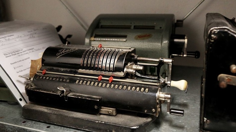 Technik von 1914: Vor Schreibmaschinen kann sich das Museum kaum retten, viele werden mittlerweile gleich abgelehnt. Der Bestand an Rechenmaschinen (Foto) ist etwas kleiner.