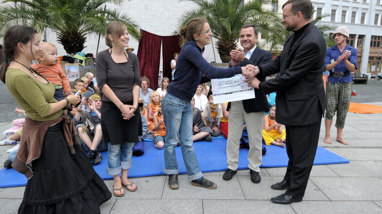 Bürgermeister und Stiftungsmitglied Michael Wieler übergab 2009 einen Scheck der Veolia-Stiftung an das Görlitzer Cyrkus-Projekt.