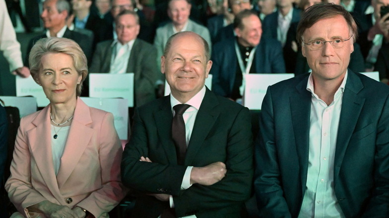 Bundeskanzler Olaf Scholz (SPD, M), Ursula von der Leyen, EU- Kommissionspräsidentin (l), und Jochen Hanebeck, Vorstandsvorsitzender von Infineon.