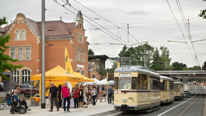 Seit dem Fest zur Freigabe der Oskarstraße im Juli 2019 gibt es dort nur provisorische Haltestellenhäuschen.