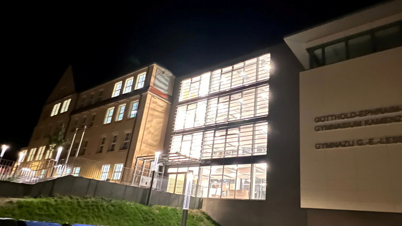 Hell erleuchtet, so präsentiert sich das neue Lessing-Gymnasium in Kamenz nachts. Das Foto entstand am vergangenen Wochenende.
