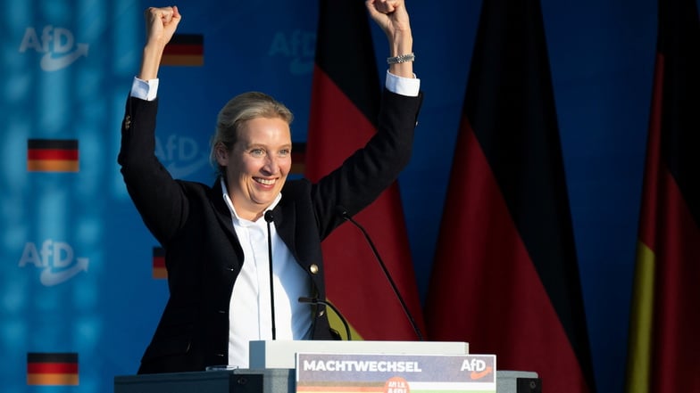 Alice Weidel, AfD-Bundesvorsitzende, wurde am Donnerstag in Dresden von Anhängern der Partei lautstark bejubelt.