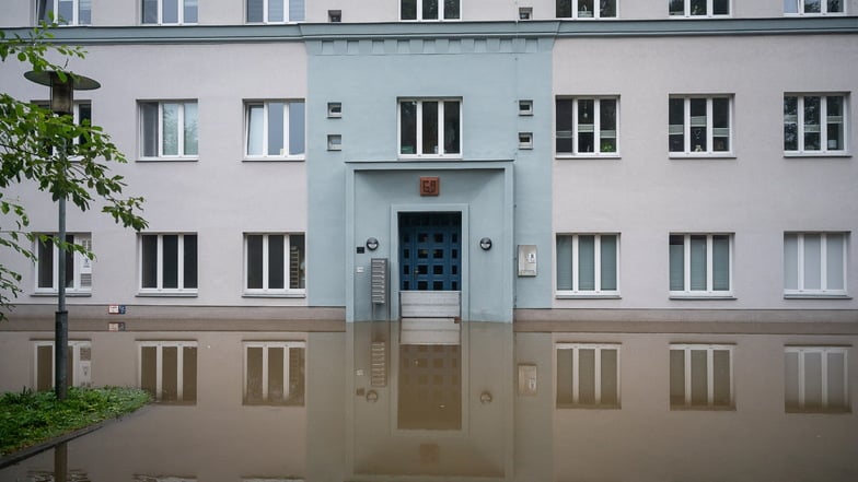 Das Hochwasser der Neiße steht vor einem Wohnhaus am Hirschwinkel in Görlitz. Früher war es ein Studentenwohnheim.