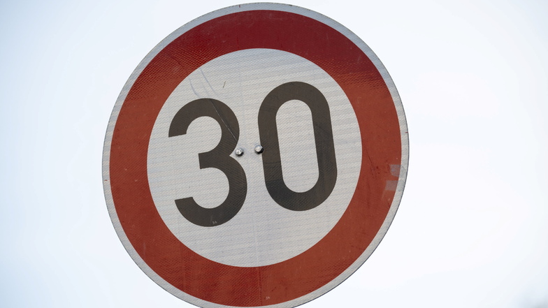 Auf der Kötzschenbrodaer Straße in ganz Serkowitz soll laut einem Gerichtsurteil Tempo 30 gelten.