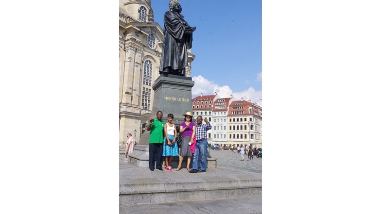 Gäste aus Südafrika, hier bei einem Ausflug nach Dresden: Martin Luther gehört zum Pflichtprogramm.
