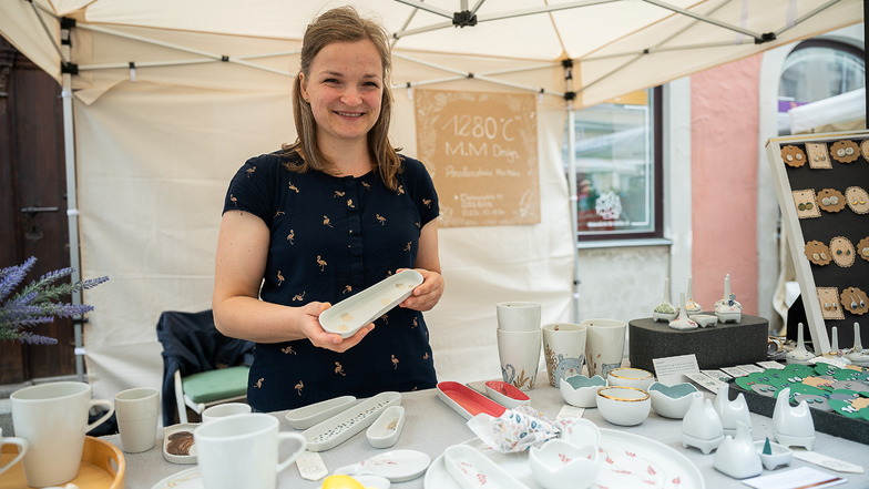 Mira Möbius aus Görlitz war im Sommer 2022 mit ihrem Porzellan beim Schlesischen Tippelmarkt auf dem Untermarkt zu finden. Auch bei den Europäischen Tagen des Kunsthandwerks ist sie dabei.