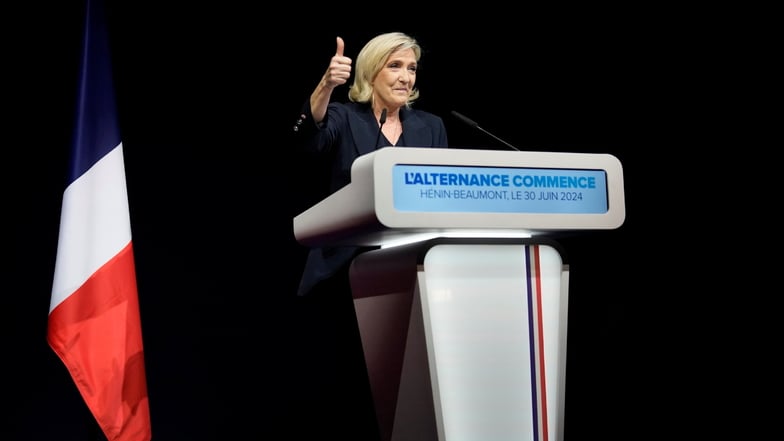Marine Le Pen spricht nach der Veröffentlichung von Hochrechnungen. In der ersten Runde der vorgezogenen Parlamentswahl in Frankreich liegt das rechtsnationale Rassemblement National ersten Hochrechnungen zufolge vorne.