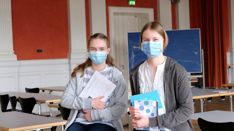Stauforscherinnen: Sophie Becker (l.) und Ella Kusche haben sich erfolgreich am Landeswettbewerb "Schüler experimentieren" beteiligt.